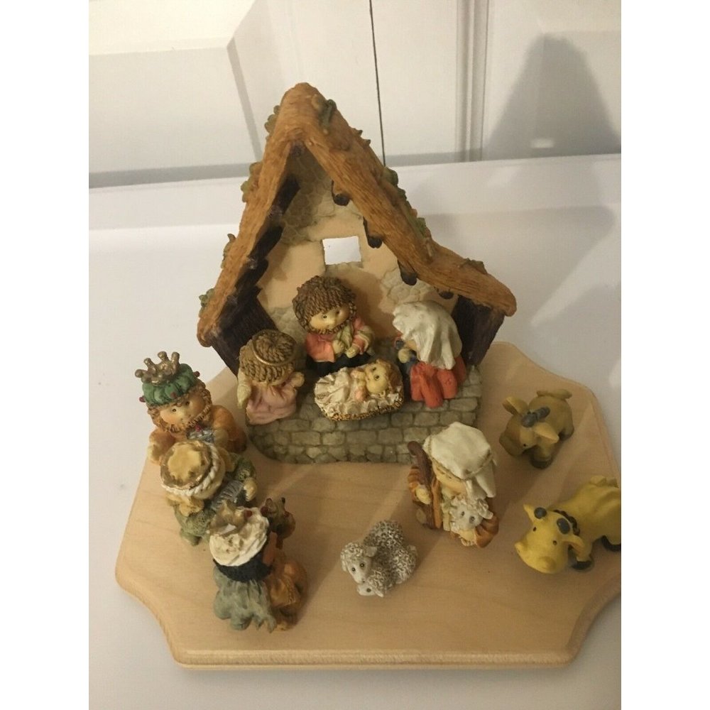 11 Piece Ceramic Christmas Nativity Scene ‎ w/Wood Crèche